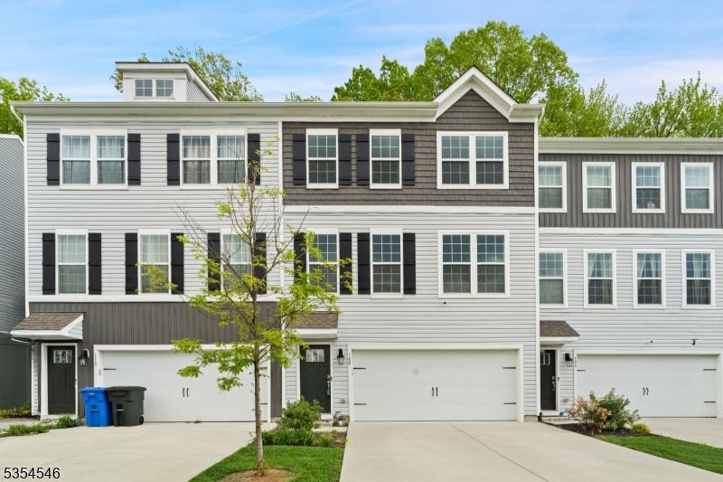 Attached, Exterior, Facade, Rowhouse