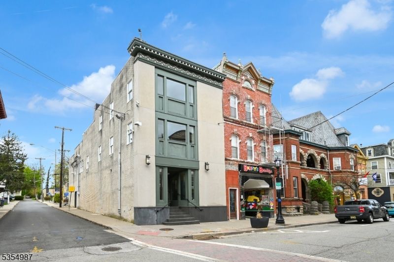 Exterior, Facade, Brick Facade, Rowhouse