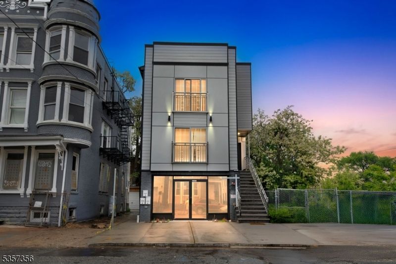 Exterior, Facade, Rowhouse
