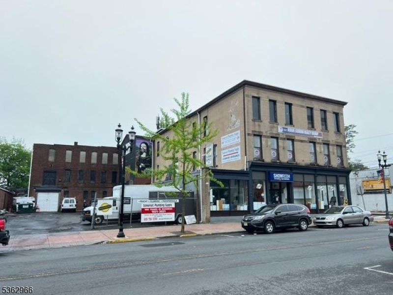 Exterior, Facade, Modern