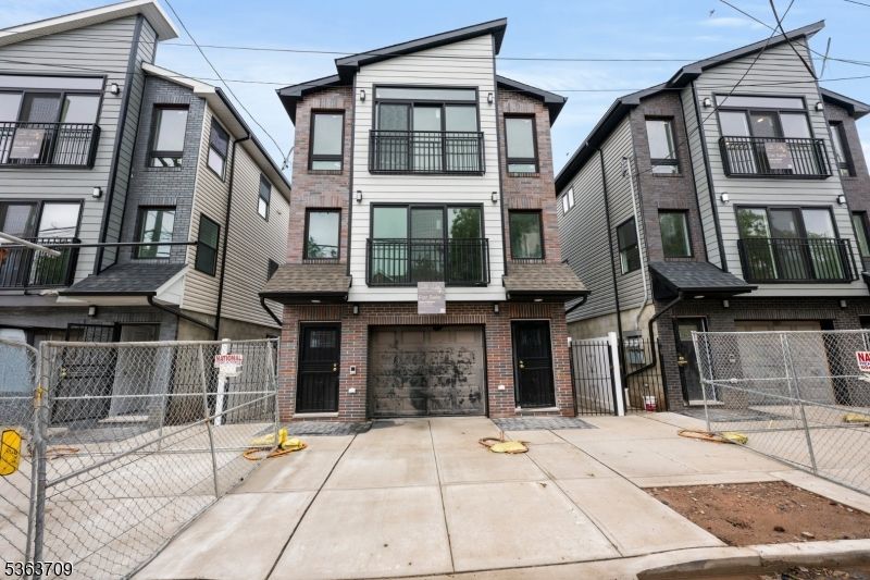 Exterior, Facade, Brick Facade, Rowhouse
