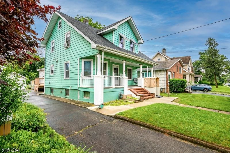 Exterior, Facade, Queen Anne Victorian