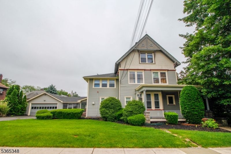 Attached, Exterior, Facade, Queen Anne Victorian
