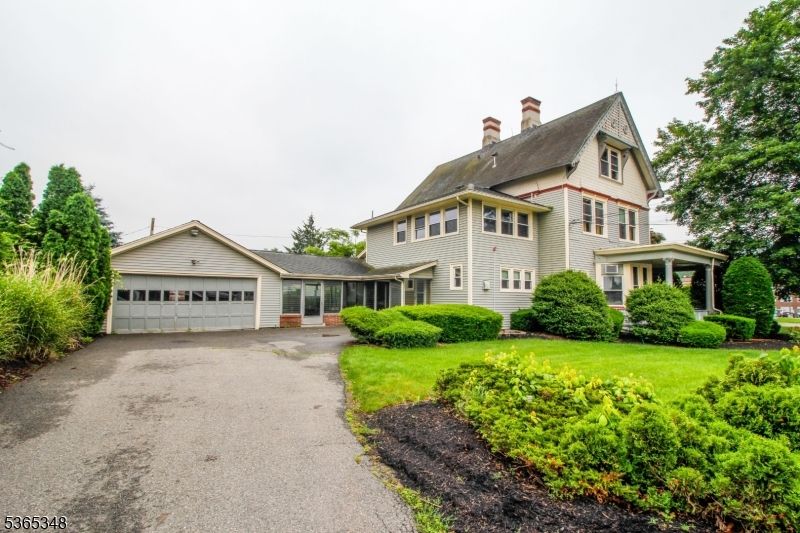 Attached, Backyard, Exterior, Facade, Queen Anne Victorian