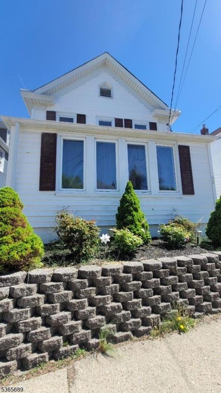 Exterior, Facade, Queen Anne Victorian