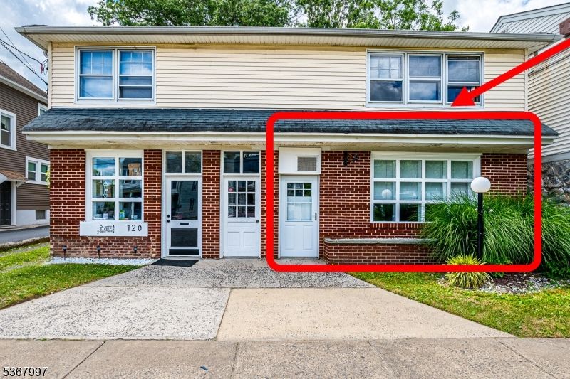 Exterior, Facade, Brick Facade, American Foursquare