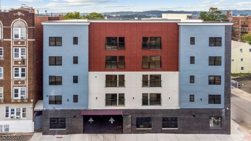 Exterior, Facade, Rowhouse