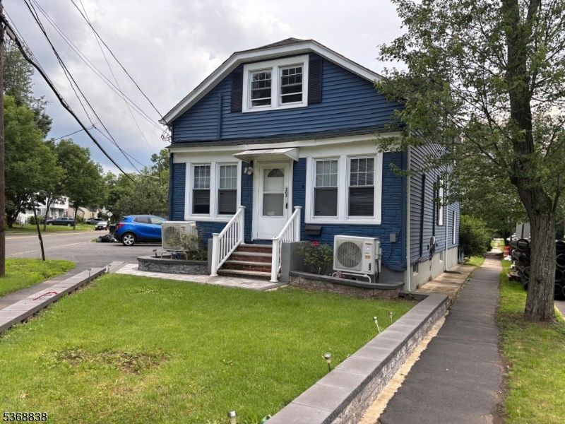 Exterior, Facade, Queen Anne Victorian