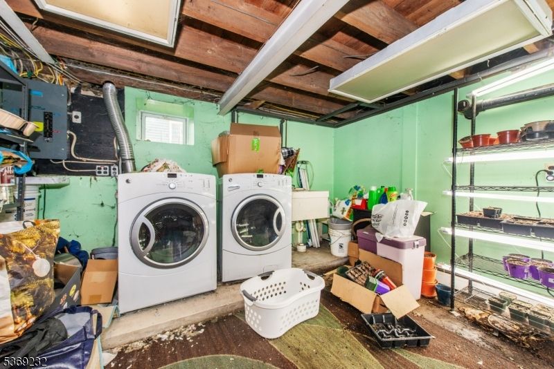 Interior, Washer, Wooden Beams