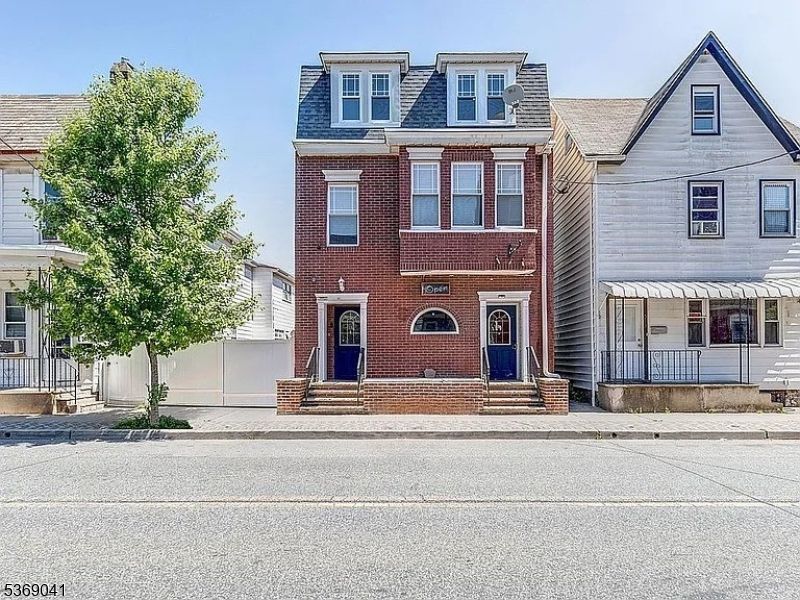 Exterior, Facade, Brick Facade, Rowhouse