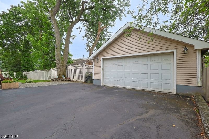Detached Garage, Exterior