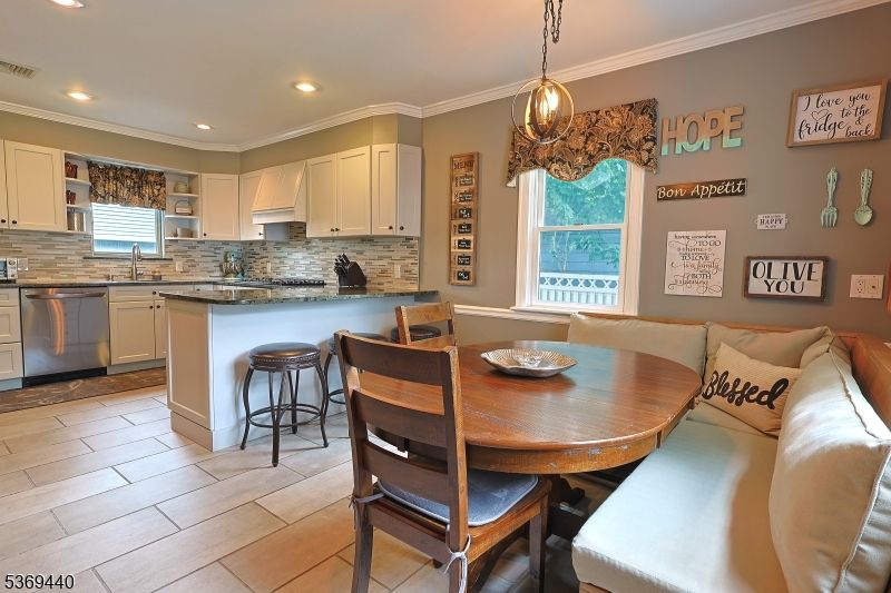 Dining room, Interior, Kitchen, Pendant Lights, Recessed Lighting, Wood Texture Flooring