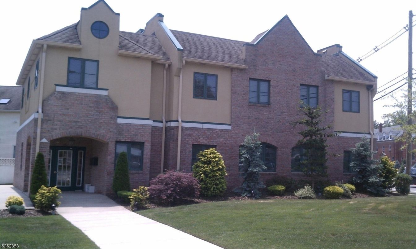 Backyard, Exterior, Facade, Brick Facade, Rowhouse