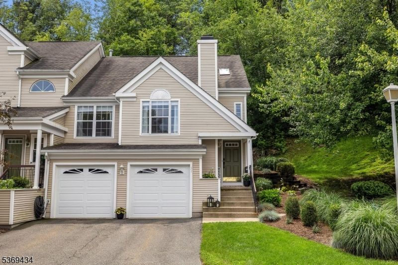 Attached, Exterior, Facade, American Craftsman