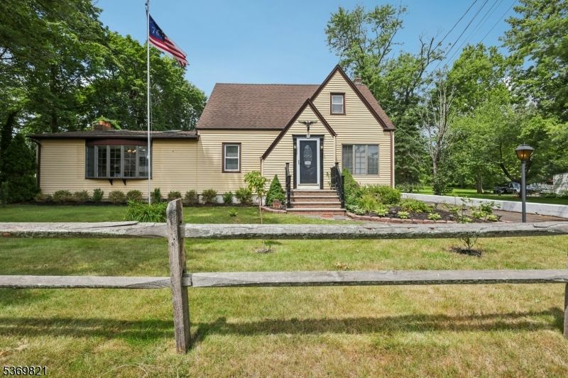 Exterior, Facade, Cape Cod
