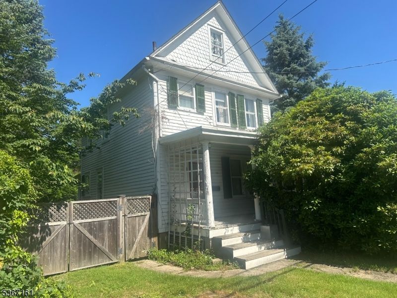 Exterior, Facade, Queen Anne Victorian