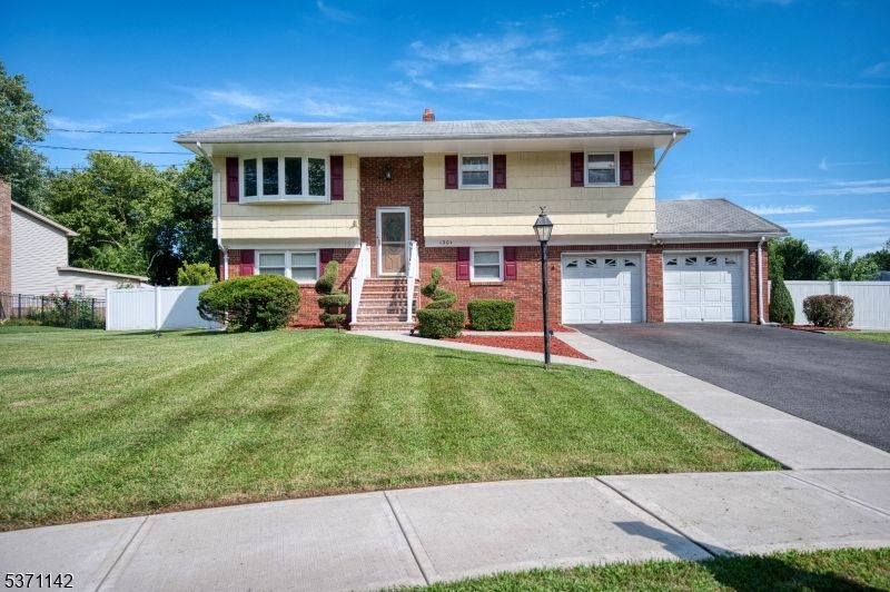 Attached, Exterior, Facade, Brick Facade, Raised Ranch