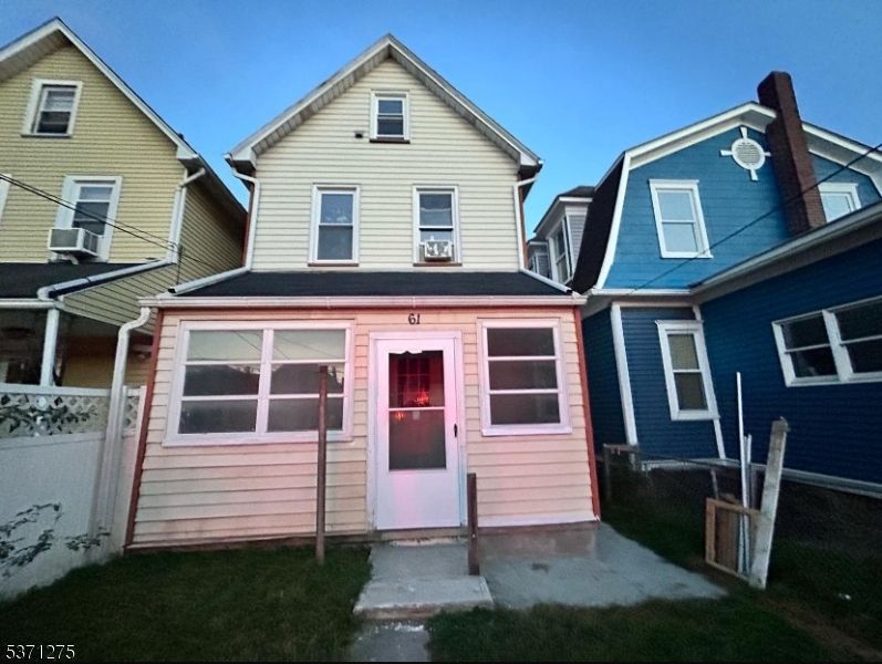 Exterior, Facade, Rowhouse