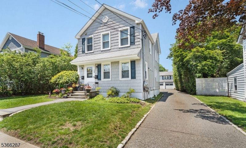 Exterior, Facade, Queen Anne Victorian