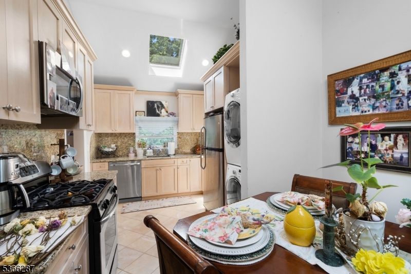 Dining room, Interior, Kitchen, Recessed Lighting, Washer