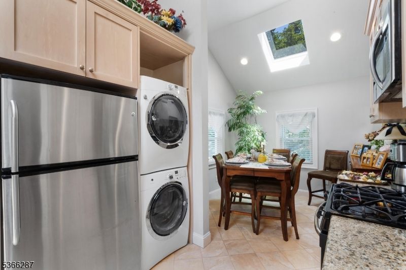 Dining room, Interior, Kitchen, Recessed Lighting, Washer