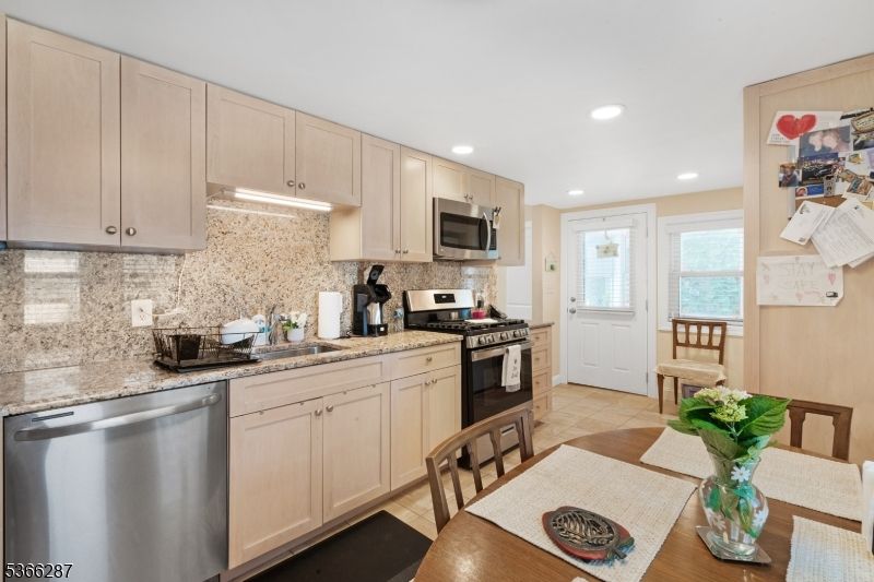 Dining room, Interior, Kitchen, Recessed Lighting, Stainless Steel Appliances