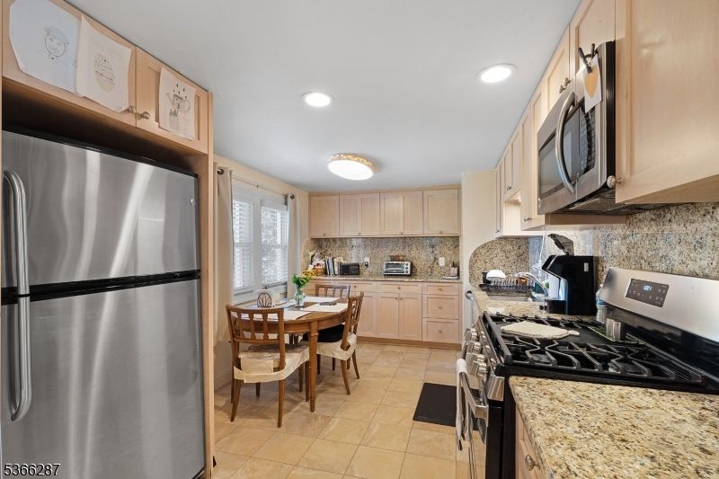 Dining room, Interior, Kitchen, Recessed Lighting, Stainless Steel Appliances