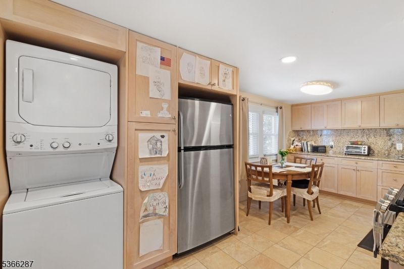 Dining room, Interior, Kitchen, Recessed Lighting, Washer