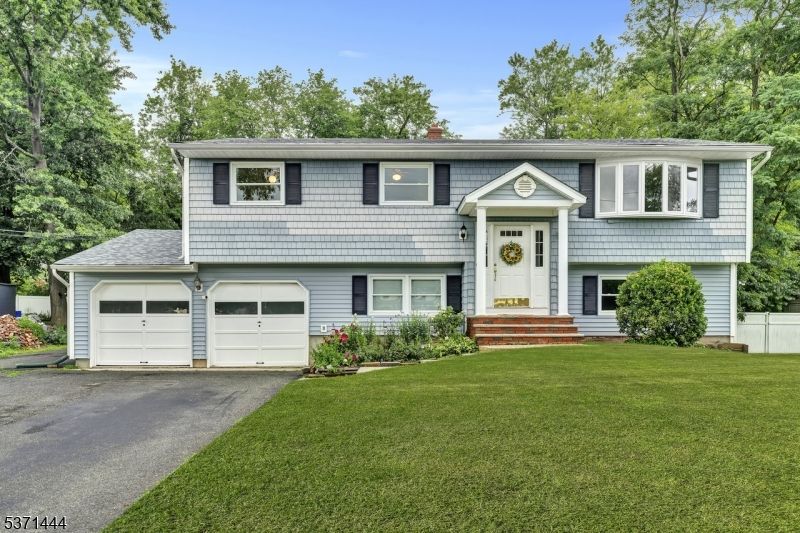 Attached, Exterior, Facade, Raised Ranch