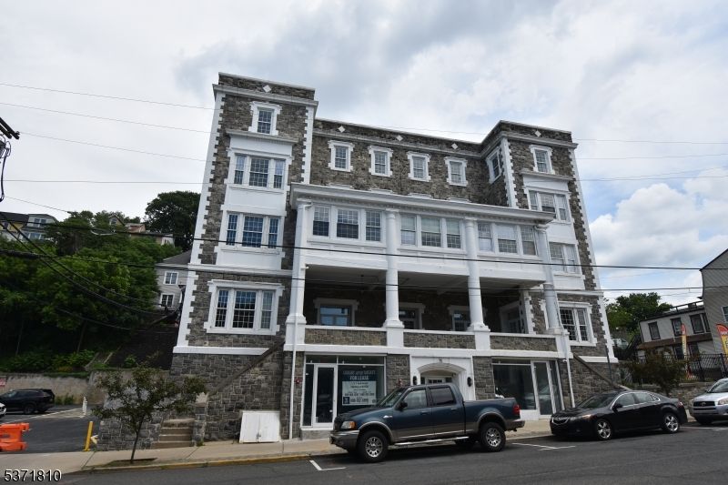 Exterior, Facade, Rowhouse