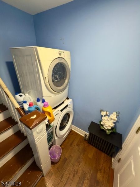 Interior, Washer, Wood Texture Flooring