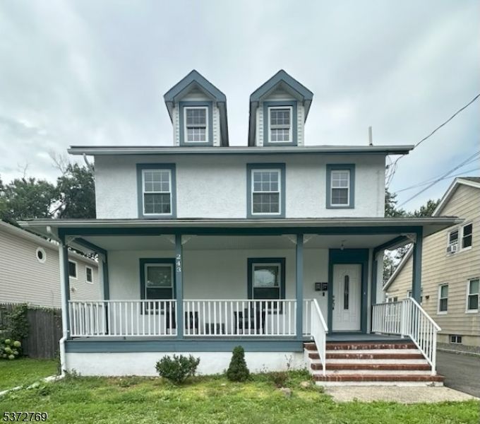 Exterior, Facade, American Foursquare