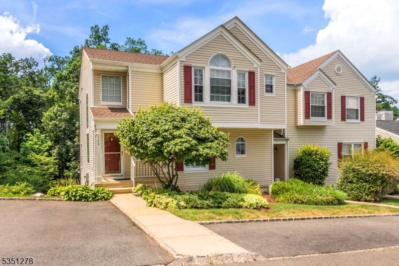 Exterior, Facade, Rowhouse