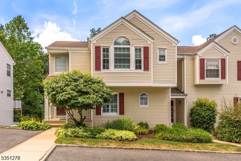 Exterior, Facade, Rowhouse