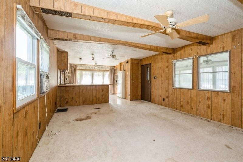 Empty room, Interior, Wooden Beams, Wooden Walls