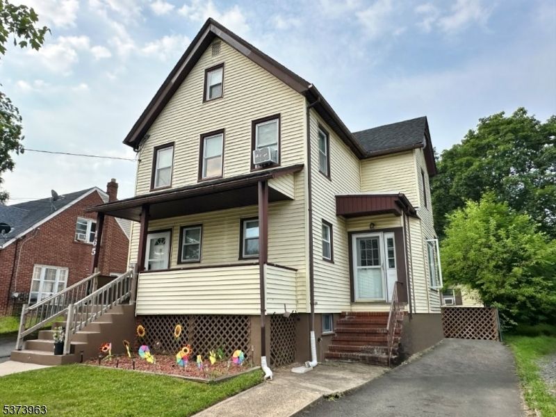 Exterior, Facade, Queen Anne Victorian