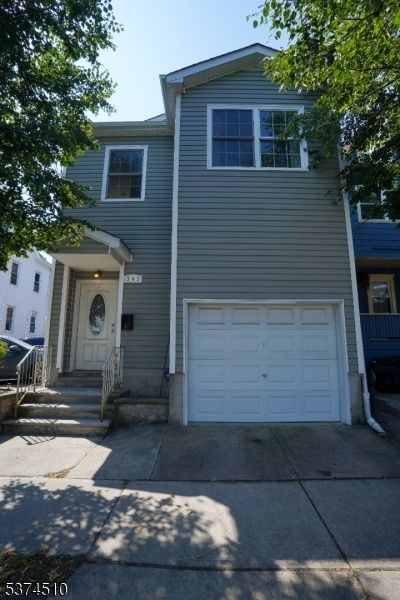 Attached, Exterior, Facade, Rowhouse