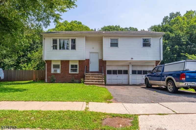 Attached, Exterior, Facade, Brick Facade, Raised Ranch