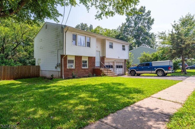 Attached, Exterior, Facade, Brick Facade, Raised Ranch