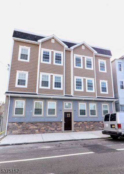 Exterior, Facade, Rowhouse