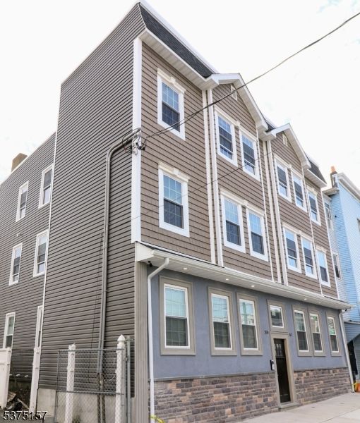 Exterior, Facade, Rowhouse