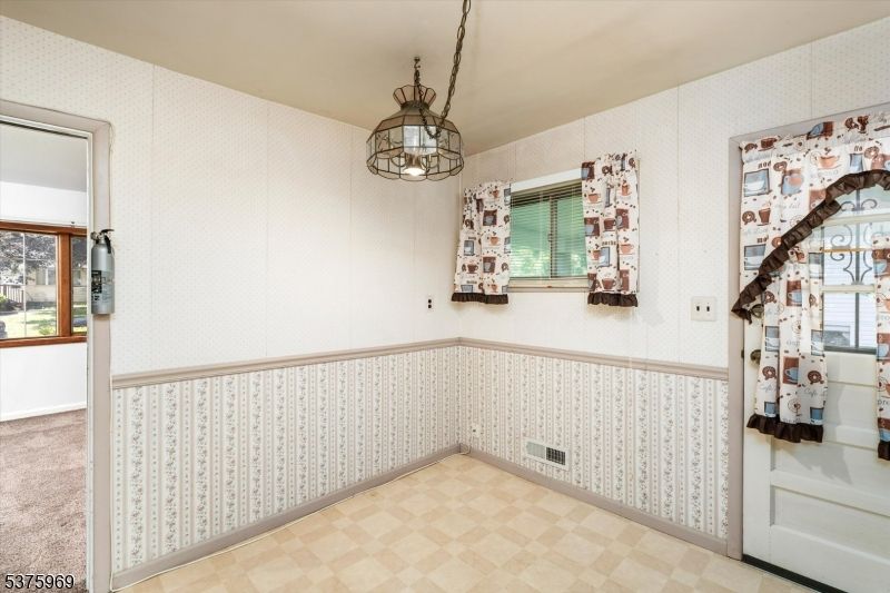Empty room, Interior, Pendant Lights