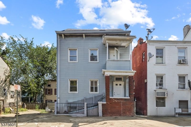 Exterior, Facade, Brick Facade, Rowhouse
