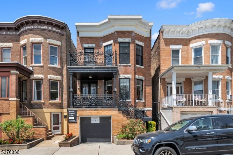 Exterior, Facade, Brick Facade, Rowhouse