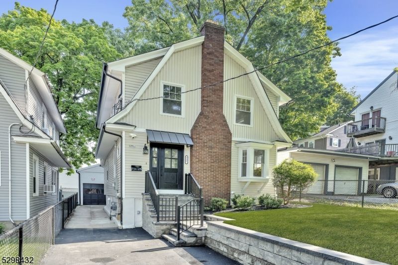 Attached, Exterior, Facade, Brick Facade, Queen Anne Victorian