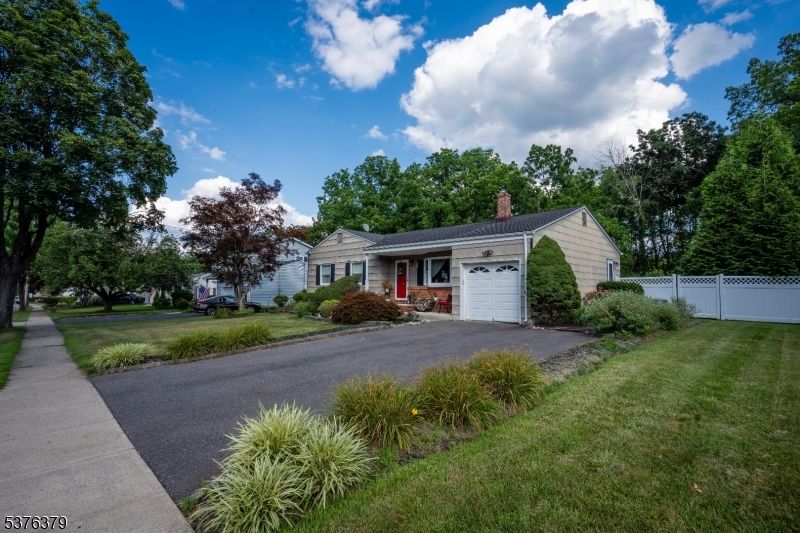 Attached, Exterior, Facade, Ranch