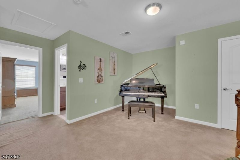 Interior, Piano