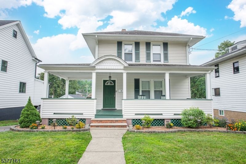Exterior, Facade, American Foursquare