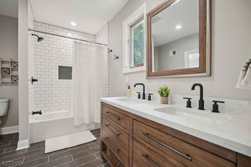 Bathroom, Dual Sink Vanities, Interior, Recessed Lighting