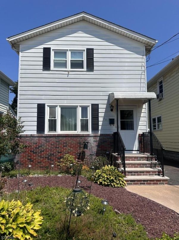 Exterior, Facade, American Foursquare